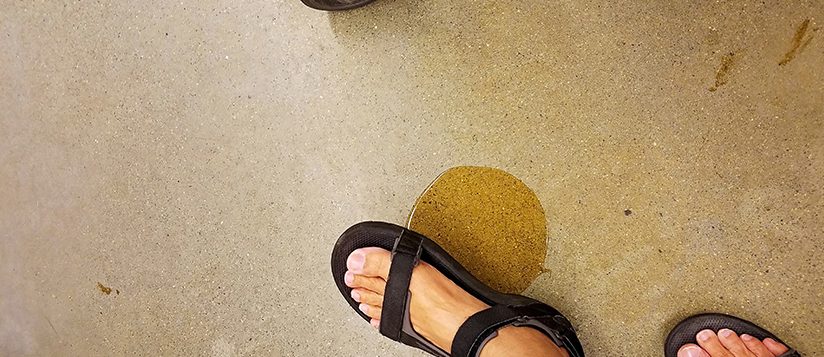 Un comprador está a punto de pisar un lugar resbaladizo y húmedo en el suelo dentro de una tienda