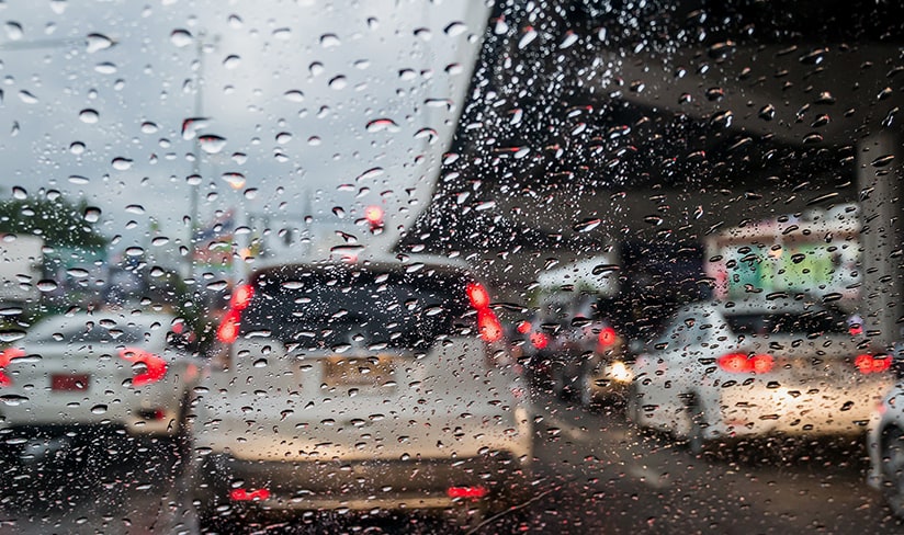 Lluvia y los accidentes de coche aumentan por conducir sin precaución