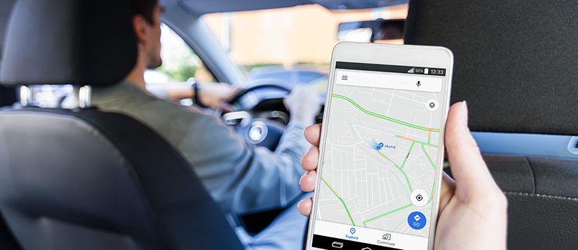 Mujer en el asiento trasero del coche. Solicitud de reserva de taxi, en teléfono móvil en mano.