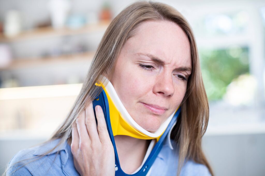 ¿A quién puedo demandar por mi latigazo cervical?