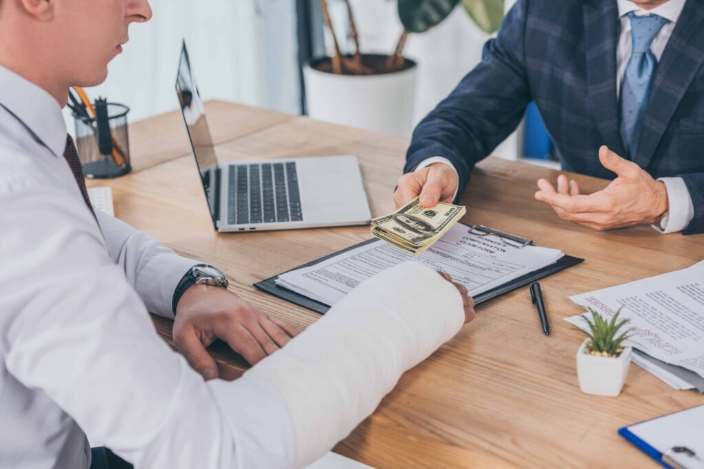 ¿Qué compensación se puede obtener si me lesiono en el trabajo?