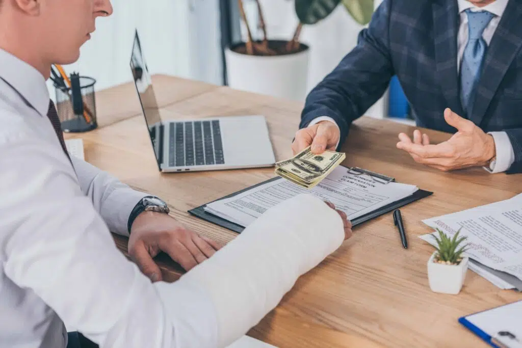 ¿Qué compensación se puede obtener si me lesiono en el trabajo?