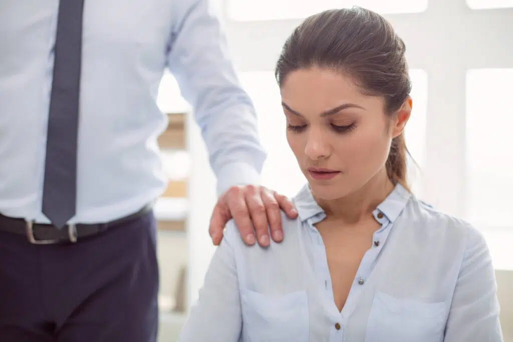 Acoso sexual o un ambiente de trabajo hostil