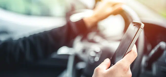 enviando mensajes de texto mientras conduces