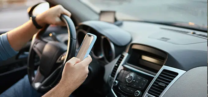 riesgos de enviar mensajes de texto mientras se conduce