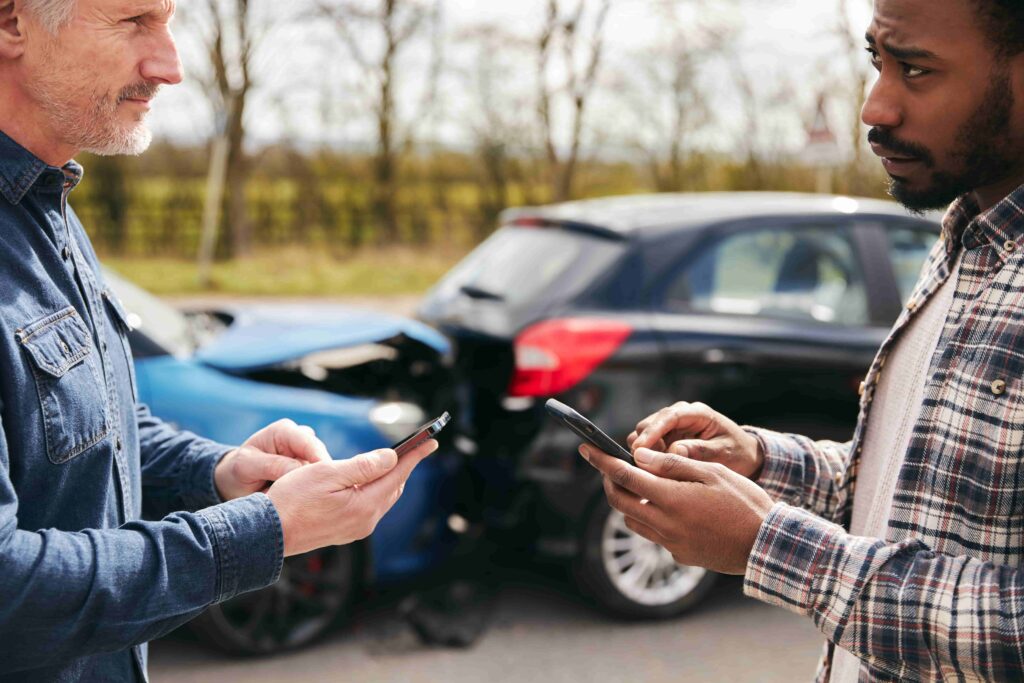 Intercambia información de contacto y del seguro de auto de todas las personas involucradas