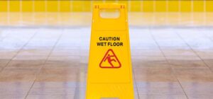 contra Wal-Mart por resbalón y caída