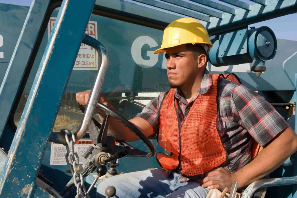 Como trabajador indocumentado, ¿cuáles son mis derechos bajo las leyes de salario y horas laborales?