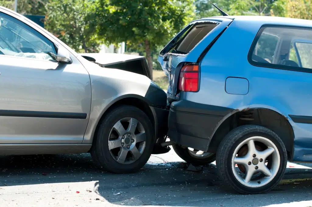 ¿Cuáles son las causas más comunes de accidentes de tránsito en California?