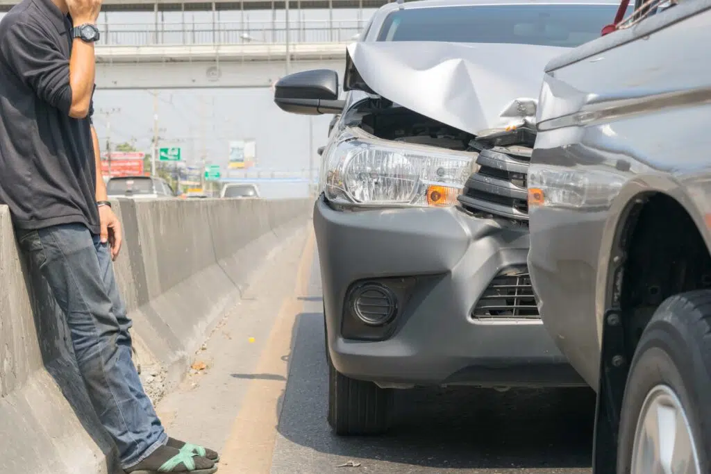¿Cómo se puede reportar un accidente de auto después de 24 horas en Colorado?
