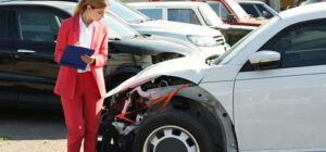 diferencia entre un reclamo de seguro y una demanda por accidente