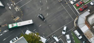 accidente en una intersección sin semáforo