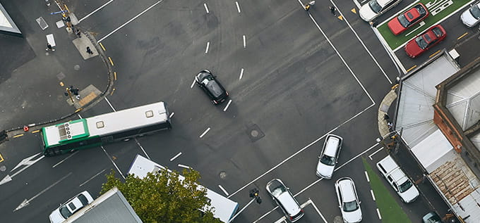 accidente en una intersección sin semáforo