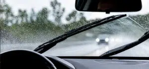 cómo manejar con seguridad bajo la lluvia