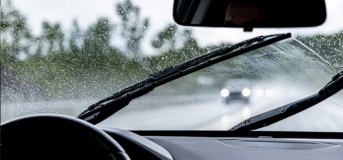 cómo manejar con seguridad bajo la lluvia